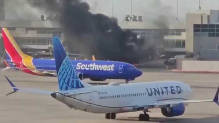 American Airlines plane Fire अमेरिका के प्लेन में लगी आग। (@allenanalysis/X)