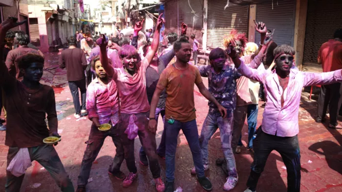Holi 2025: एक-दूसरे को रंग-गुलाल लगाकर होली की शुभकामनाएं दीं. Jagran
