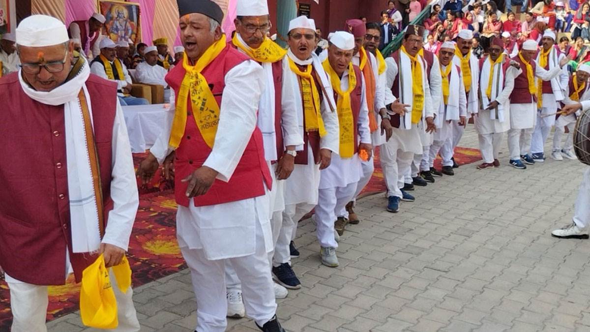 https://www.jagranimages.com/images/newimg/14032025/14_03_2025-kumaoni-holi_23899880.jpg