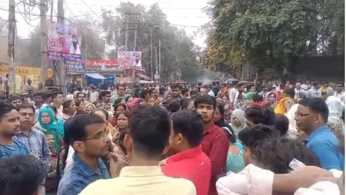करण की हत्या से गुस्साए लोगों ने सड़क जाम कर बदमाशों की गिरफ्तारी को लेकर की मांग। फोटो जागरण