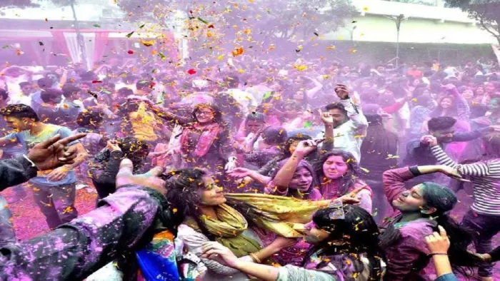 संभलकर खेलें होली ताकि सेहत पर भरी न पड़े हुडदंग। फाइल फोटो