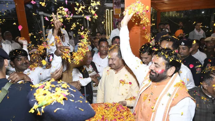 सीएम नायब सैनी ने अपने विधानसभा क्षेत्र में जमकर खेली होली। फोटो जागरण