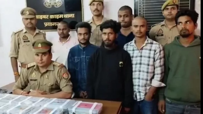 साइबर थाने में गिरफ्तार अंतरराज्यीय साइबर गिरोह का सरगना और सदस्य साभार पुलिस