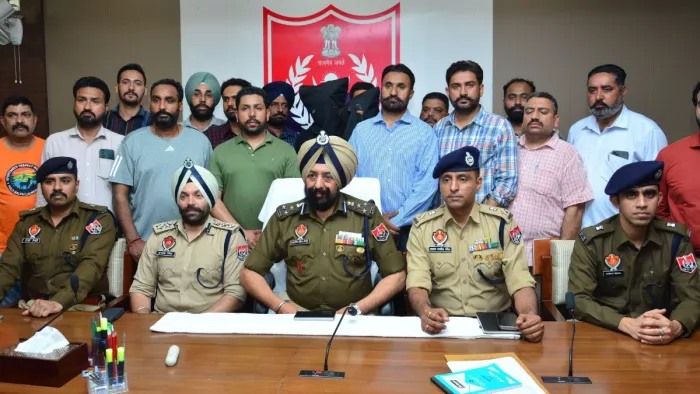 डीआईजी पटियाला व एसएसपी जानकारी देते हुए। फोटो- पुलिस