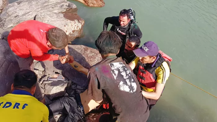 Rishikesh News: नीम बीच में नहाने आया युवक गंगा में डूबा। जागरण