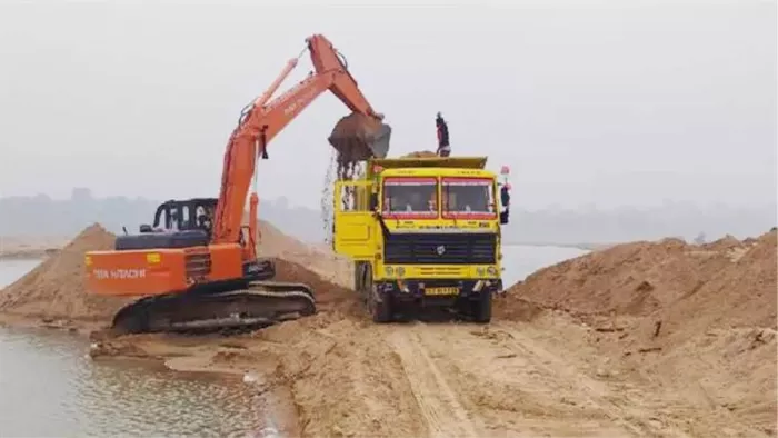 चिरकुंडा नदी से खुलेआम हो रही बालू की तस्करी