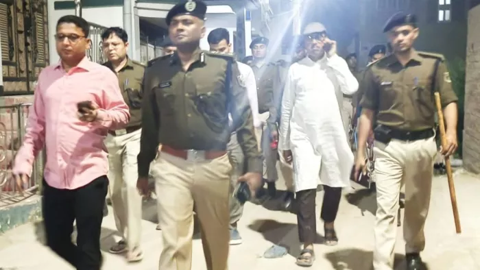 छपरा में झड़प के बाद घटनास्थल का निरीक्षण करते डीएम और एसपी। (सौ.-पुलिस प्रशासन)