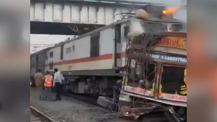 जलगांव में आज ट्रेन और ट्रक की टक्कर हो गई(फोटो सोर्स: ANI)