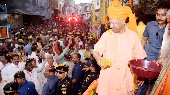 मुरादाबाद में होली पर रंग खेलते हुए युवक-युवती।
