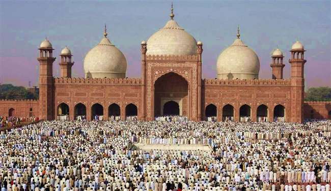 पाकिस्‍तान के मौलवी कोरोना के खतरे से बेपरवाह, मांगी मस्जिद में नमाज की इजाजत, दे रहे धमकी
