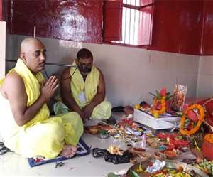 Chaitra Navratra 2021: पीरपैंती दुर्गा मंदिर में पूजा अर्चना करते लोग। जागरण।