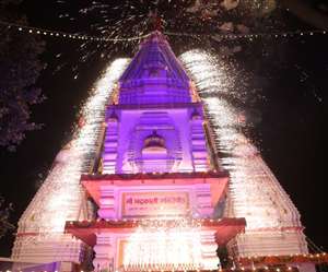 श्रीदेवीकूप भद्रकाली मंदिर के 108 फीट ऊंचे गुंबद से आतिशबाजी का दृश्य।