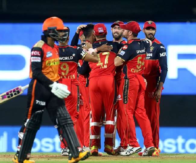रॉयल चैलेंजर्स बैंगलोर की टीम के खिलाड़ी- फोटो ट्विटर पेज BCCI/IPL