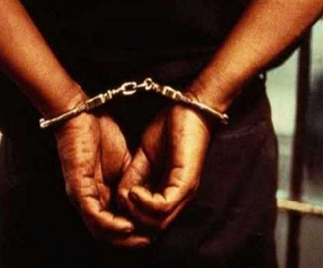 गाजियाबाद में पुलिस ने पकड़े तीन फर्जी अधिकारी।