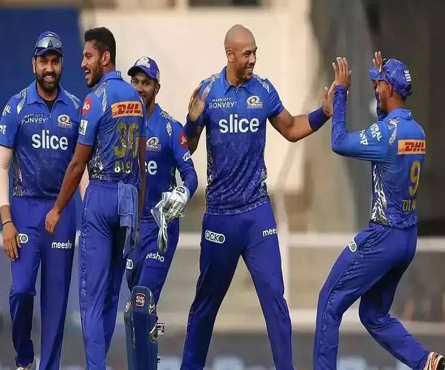कप्तान रोहित शर्मा के साथ मुंबई इंडियंस के खिलाड़ी (फोटो साभा आइपीएल)