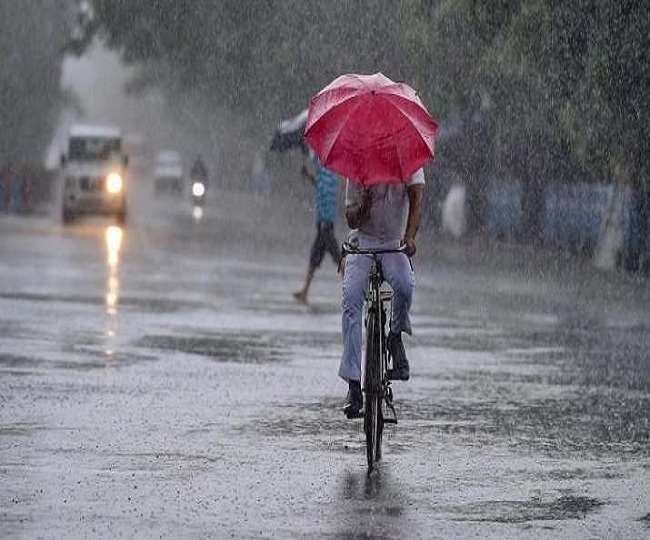 भीषण गर्मी के बीच लोग मानसून का कर रहे इंतजार