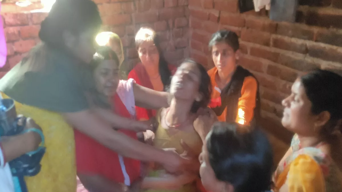 रोहतास: मधुरामपुर में किशोर की हत्या, आवाज देकर घर के दरवाजे पर बुलाया और गले में घोंप दी कैंची