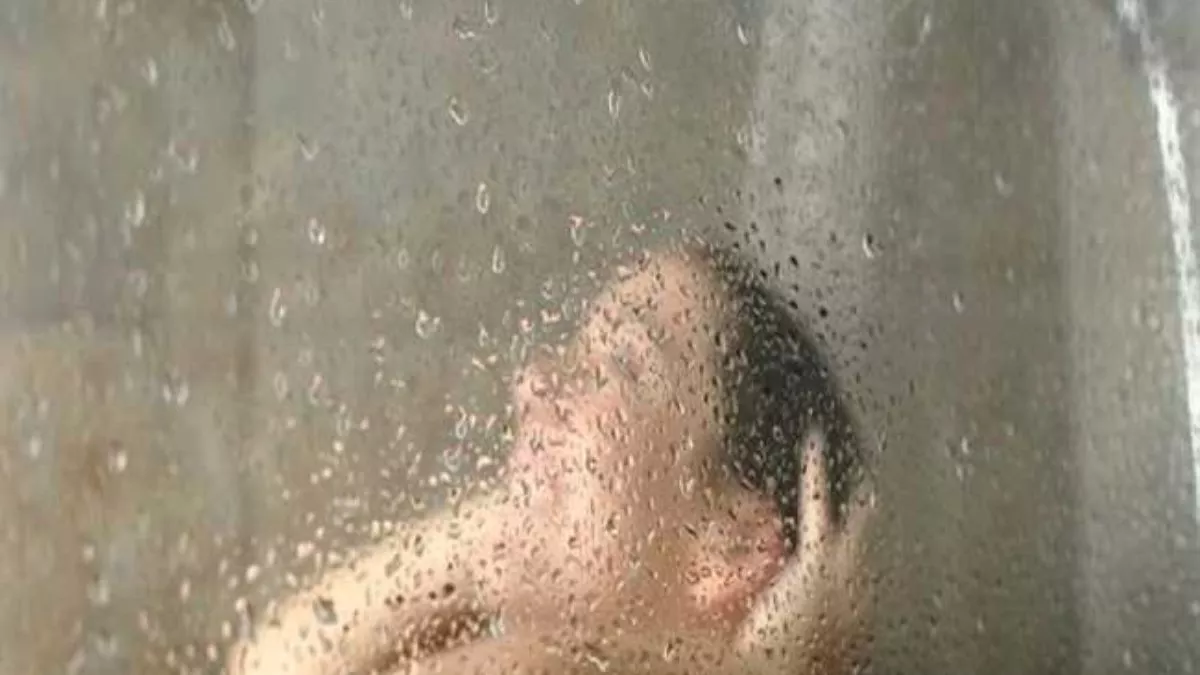 बाथरूम में नहा रही थी लड़की, अचानक से पहुंच गई बिजली विभाग की टीम- नहाते हुए युवती के साथ कर दिया यह गंदा काम...