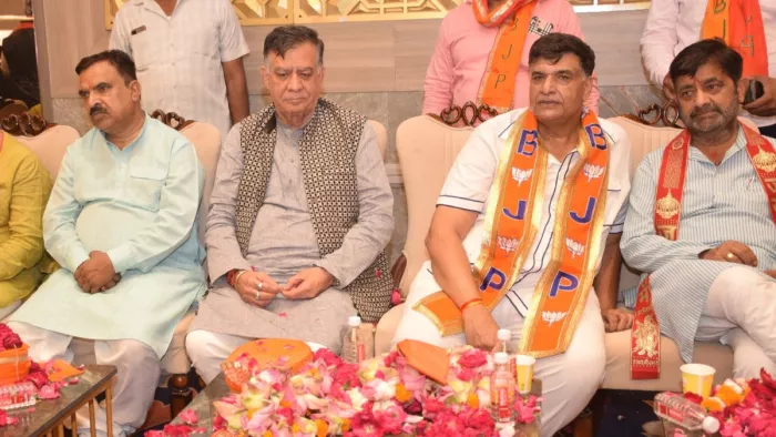 पूर्व पार्षदों और कांग्रेसियों ने भाजपा की सदस्यता ली