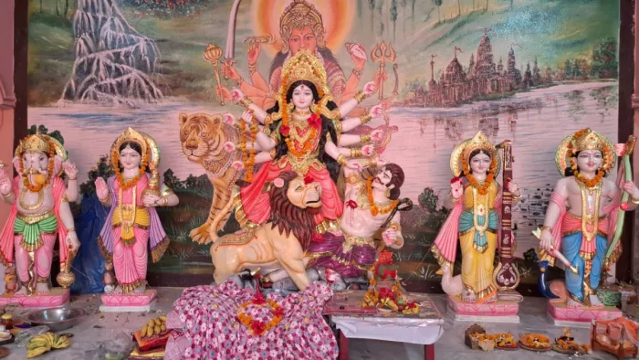 पाकुड़ में मंदिर में स्थापित मां दुर्गा व अन्य देवताओं की प्रतिमा (फोटो- जागरण)