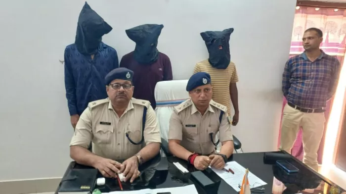 साइबर आरोपितों के बारे में जानकारी देते साइबर डीएसपी राजा मित्रा (फोटो- जागरण)