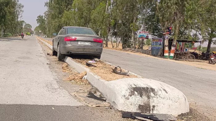 PWD की लापरवाही वाहन चालकों के लिए बन रही मुसीबत।
