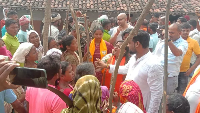 Geeta Kora: चुनाव प्रचार करने पहुंची थीं गीता कोड़ा, ग्रामीणों ने ढाई घंटे तक बनाए रखा बंधक (फोटो- जागरण)