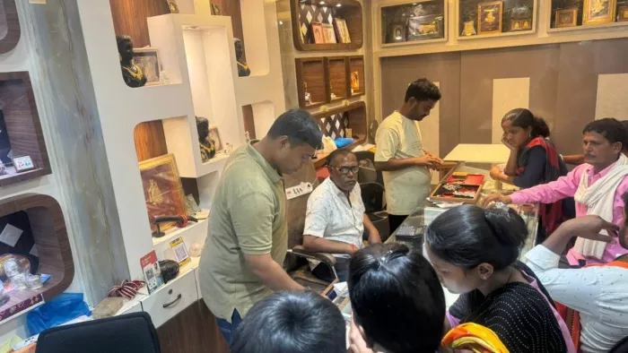 झुमरीतिलैया स्थित ज्वैलरी शाप में गहनों की खरीदारी करते लोग (फोटो- जागरण)