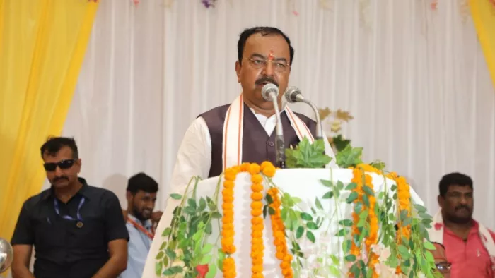 UP News: मंच से जनता को संबोधित करते केशव प्रसाद मौर्य।