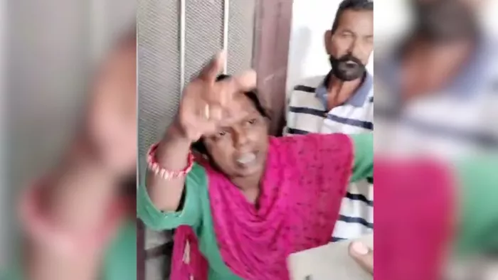 पुलिस कॉन्स्टेबल के पैर पकड़कर जमीन पर लेटी महिला