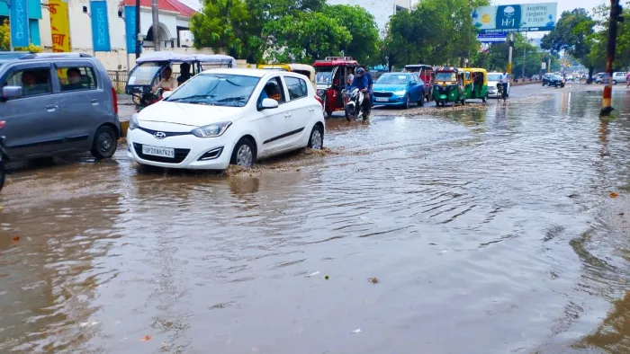 सुबह काली घटा के साथ हुई वर्षा, गेहूं की फसल को नुकसान की संभावना