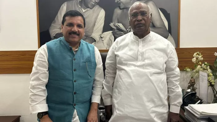 दिल्ली में राजनीतिक संकट के बीच मल्लिकार्जुन खरगे का आशीर्वाद लेने पहुंचे संजय सिंह