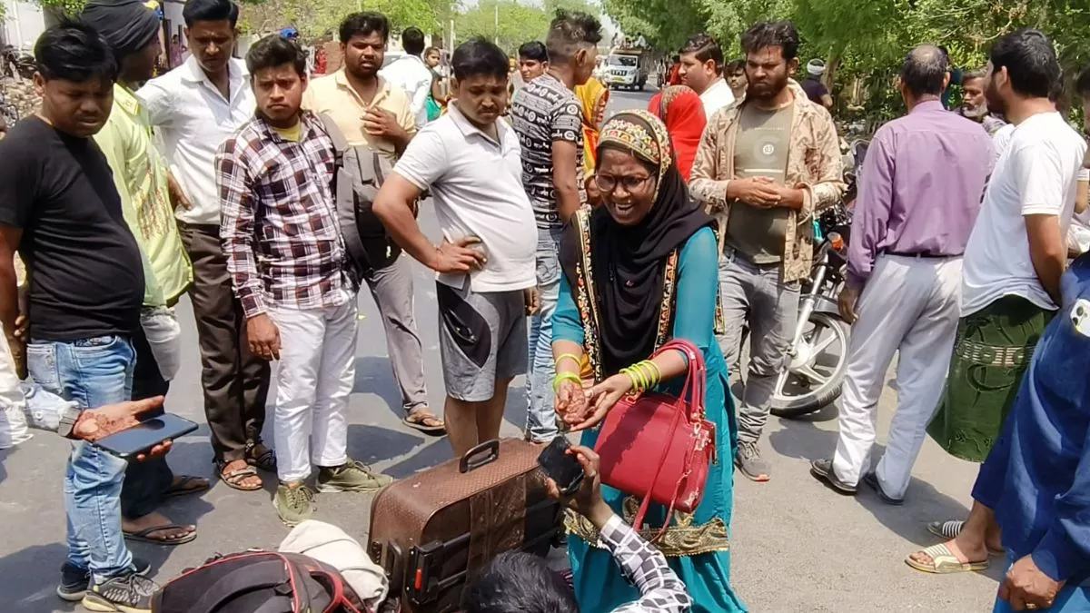 Agra Accident: आगरा में भीषण हादसा, तेज रफ्तार ट्रक की टक्कर से ननद-भाभी की मौत, दिल्ली से पत्नी को घर ला रहा था युवक