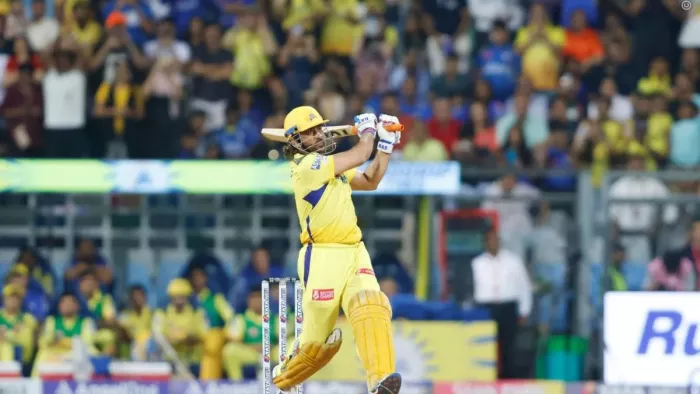 MS Dhoni: एमएस धोनी ने लगाई छक्कों की हैट्रिक।