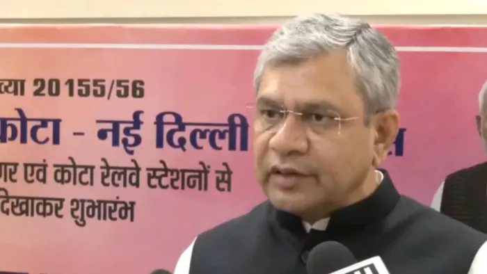 डॉ. अंबेडकर नगर से दिल्ली के लिए नई ट्रेन को अश्विनी वैष्णव ने दिखाई हरी झंडी (फोटो सोर्स- एएनआई)