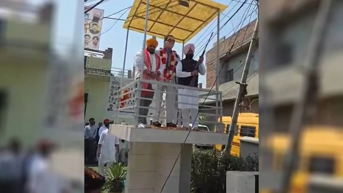 राइफल लेकर बाबा साहेब की प्रतिमा को नमन करने पहुंचे विधायक, नेताजी को देख हर कोई रह गया हैरान