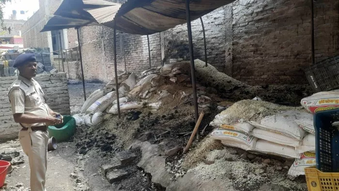 घटनास्थल का मुआयना करते थाना अध्यक्ष आदित्य कुमार