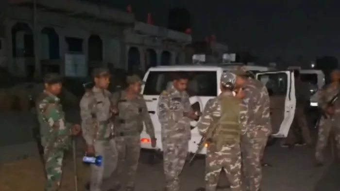 बड़कठा में आगजनी के बाद मौके पर पहुंची फायर ब्रिगेड और पुलिस टीम। (फोटो सोर्स- एएनआई)