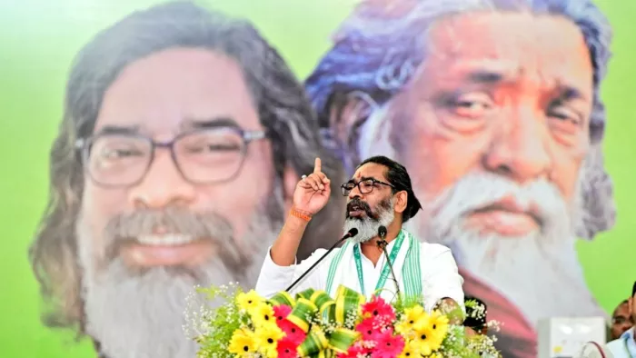 झामुमो का 13वें महाधिवेशन को संबोधित करते हेमंत सोरेन। एक्स