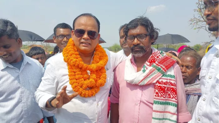 हेमंत सोरेन के हमशक्ल के साथ मंत्री इरफान अंसारी। (जागरण)