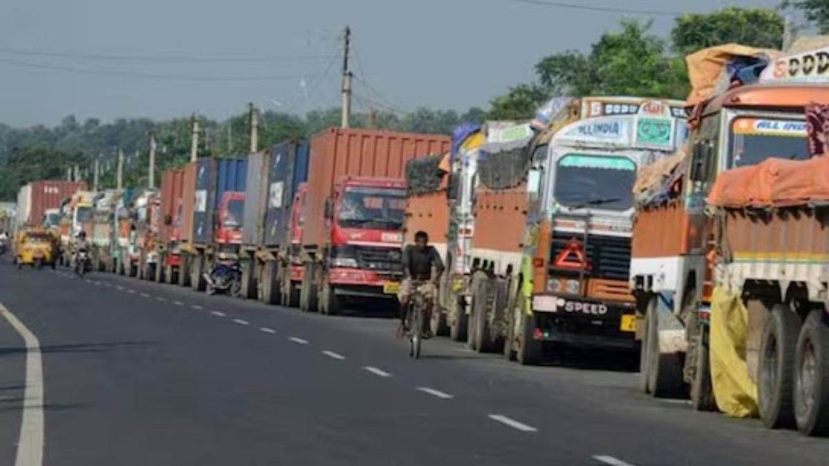 https://www.jagranimages.com/images/newimg/14042025/14_04_2025-karnataka_truck_strike__23918791.jpg