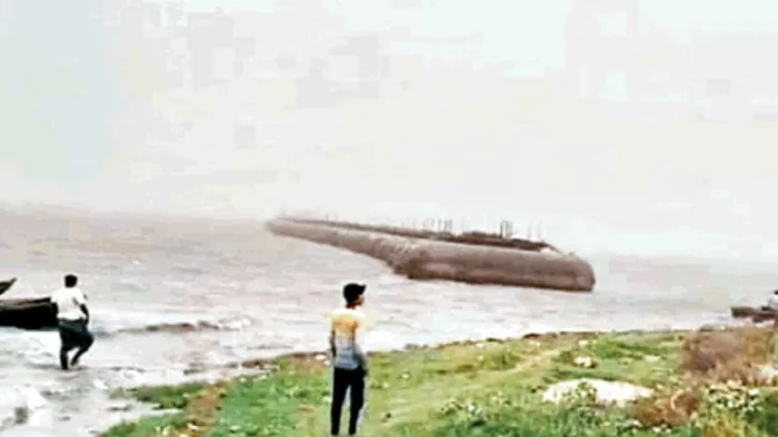 UP Weather Update: मीरजापुर में आंधी के चलते सिंधोरा घाट से बहा निर्माणाधीन पीपा पुल l जागरण