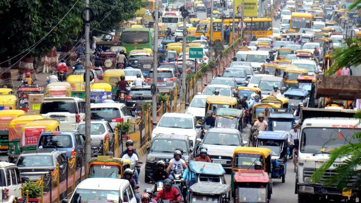 https://www.jagranimages.com/images/newimg/14042025/14_04_2025-noida_traffic_ani_23918197.jpg
