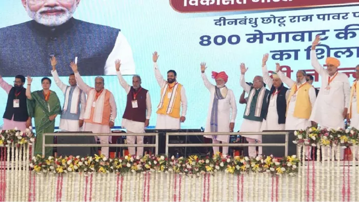 यमुनानगर में थर्मल पावर प्लांट के शिलान्यास कार्यक्रम में पीएम मोदी व अन्य