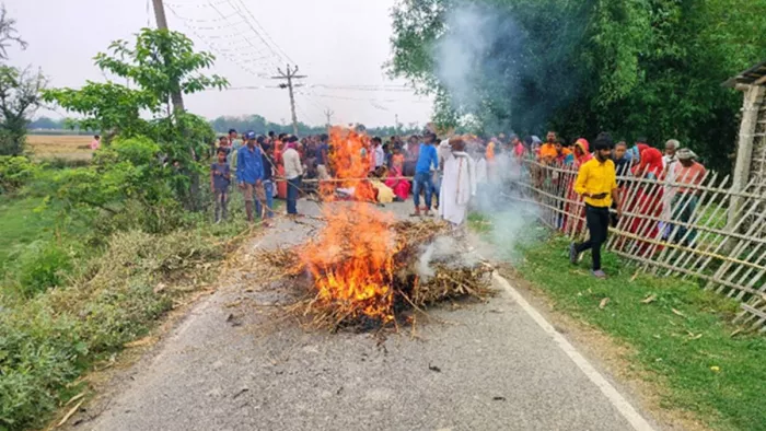 आक्रोशित ग्रामीणों ने सड़क जाम कर किया प्रदर्शन
