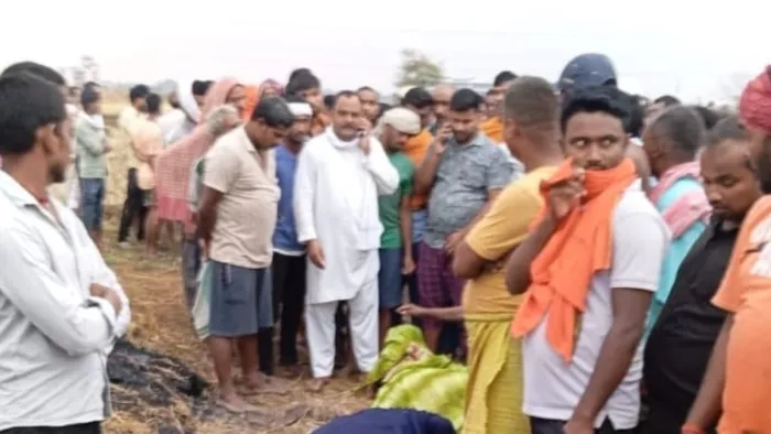 पुआल पर ठनका गिरने से पति-पत्नी और बेटी की दर्दनाक मौत