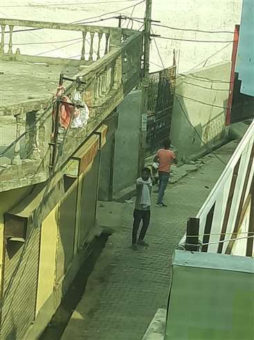 Lockdown 3: वाहनों की टक्कर के बाद बवाल, फायरिंग-पथराव Aligarh News