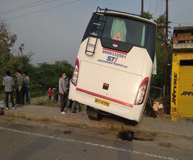 बड़ा हादसा : ट्रांसफार्मर से टकराई बस, 18 विद्यार्थी घायल
