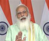 किसानों से संवाद करते प्रधानमंत्री नरेंद्र मोदी। (फोटो: ट्विटर)