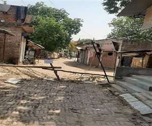 गांव को हॉट स्पॉट घोषित कर बाहरियों के प्रवेश पर पाबंदी लगा दी गई है।